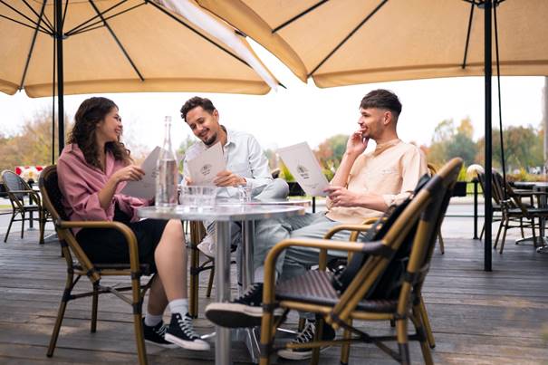 drie personen op een terras
