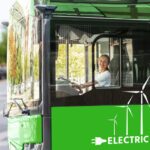 vrouw rijdt in milieuvriendelijke elektrische bus