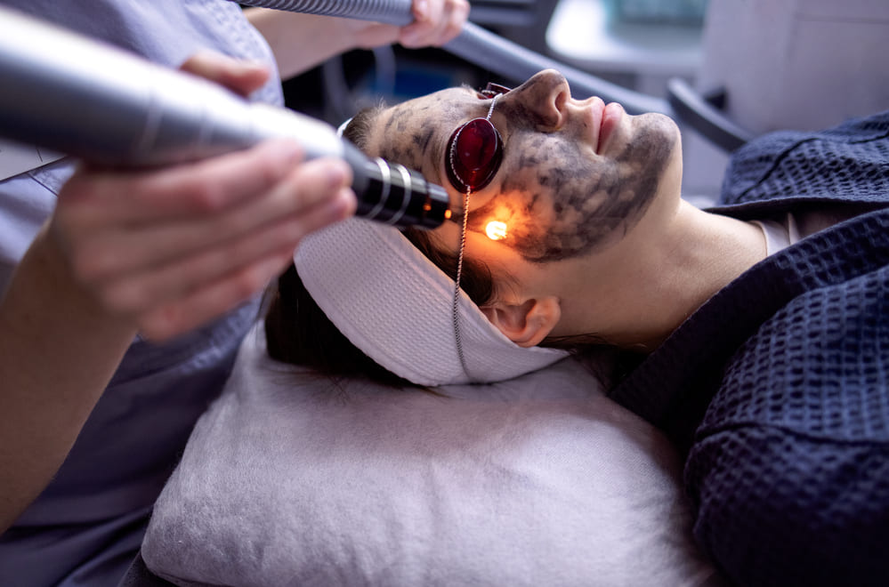 gezichtsbehandeling met lasertechnologie