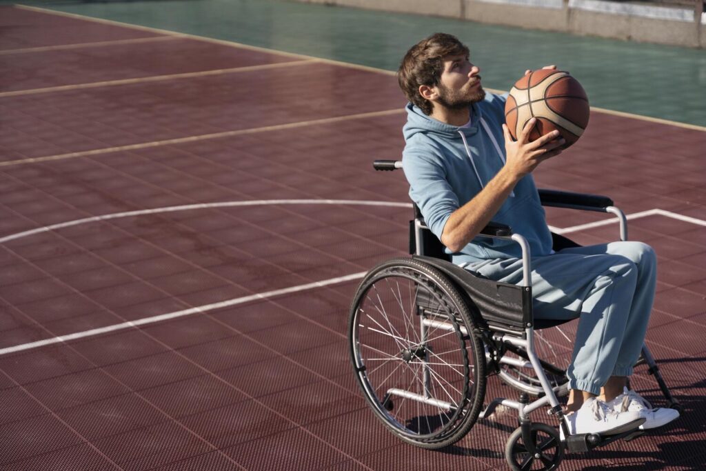 Man in een rolstoel die aan het basketballen is