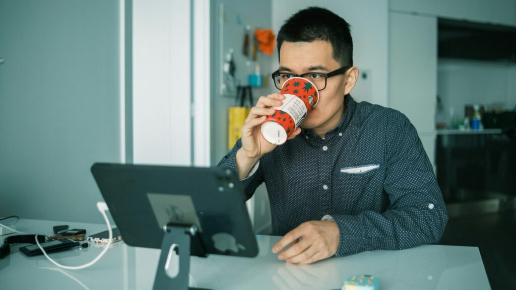 Man drinkt koffie tijdens werkmoment, passend bij lichamelijke veranderingen in energie en concentratie