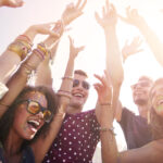 mensen dansen op festival